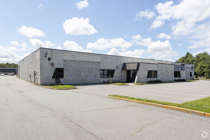 More Photos Of 990 Station Rd, Bellport Warehouse For Lease