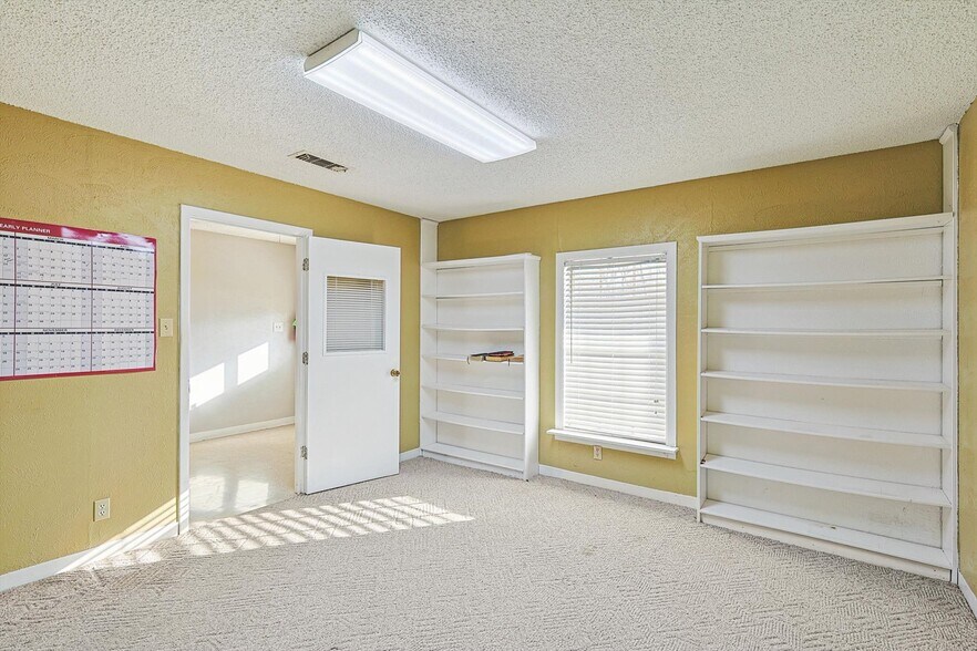 More Photos Of 325 S Cowan Ave, Lewisville Flex For Sale