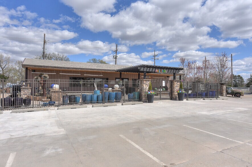 More Photos Of 110 W Reichmuth Rd, Valley Freestanding For Sale