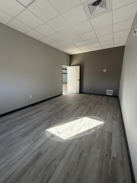 More Photos Of 2025 S 3rd St, Mabank Self Storage For Lease