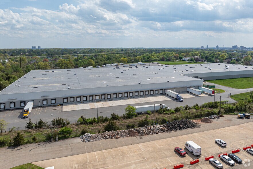 More Photos Of 1 Truman Dr S, Edison Warehouse For Lease