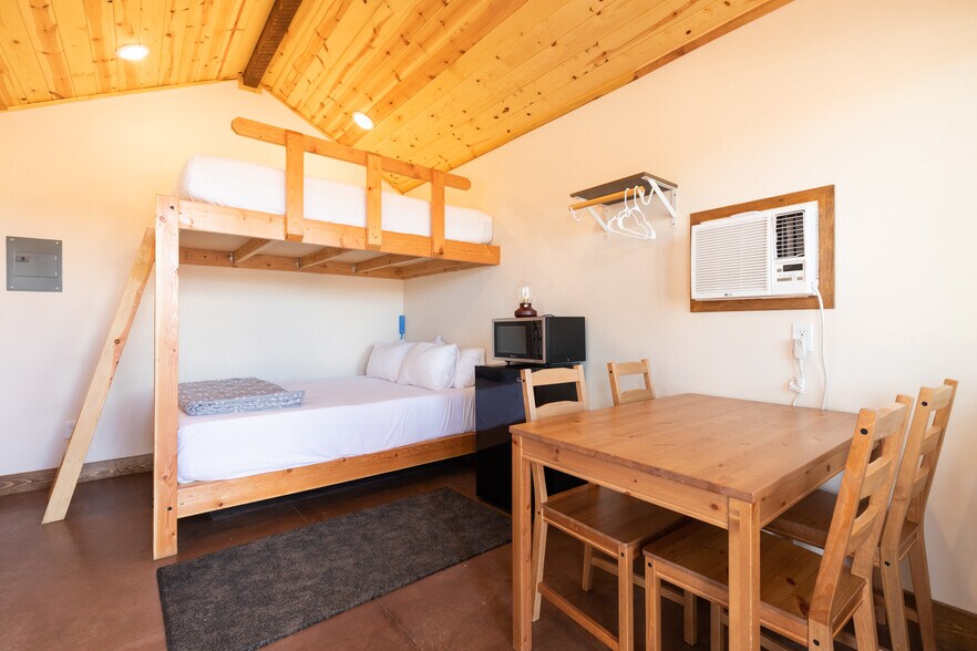 More Photos Of 1752 W Plains Dr, Apple Valley Hotel For Sale