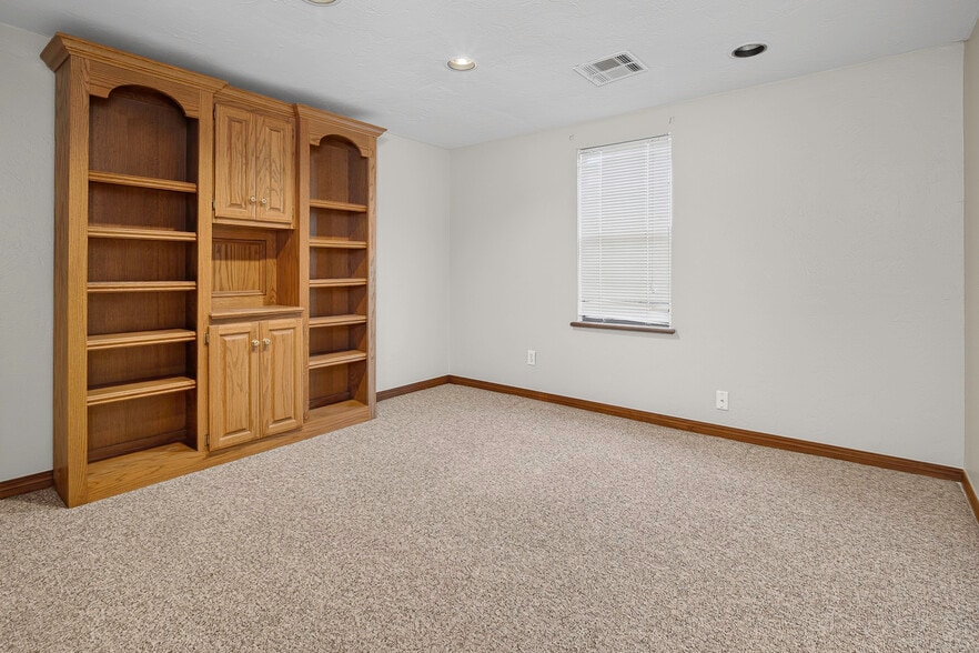 More Photos Of 2127 SE 44th St, Oklahoma City Service For Sale