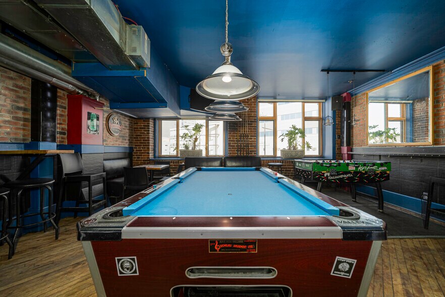 More Photos Of 291 Rue De Saint-Vallier E, Québec Office For Sale