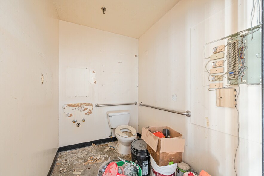 More Photos Of 1508-1574 N Mitchell St, Cadillac General Retail For Sale
