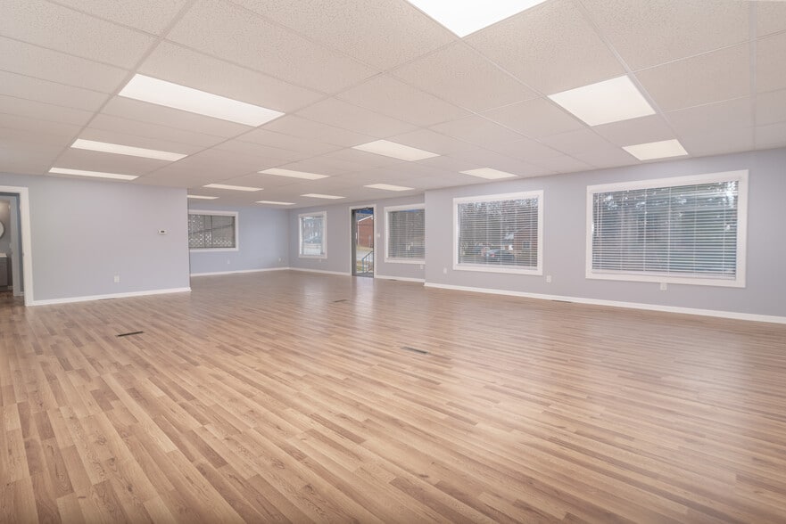 More Photos Of 238 Moon Clinton Rd, Coraopolis General Retail For Lease