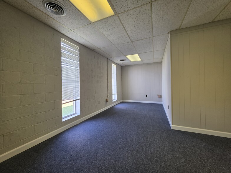 More Photos Of 404 St Andrews Dr, Greenville Office For Lease