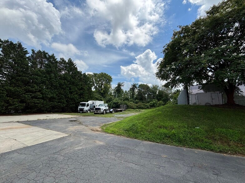 More Photos Of 4315 Taggart Creek Rd, Charlotte Warehouse For Sale