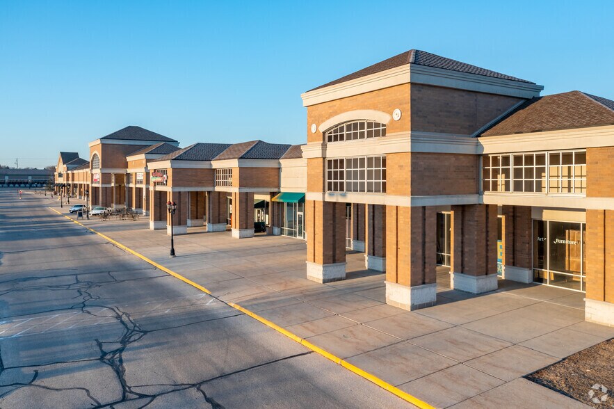 More Photos Of 1405 Capitol Dr, Pewaukee Storefront For Lease