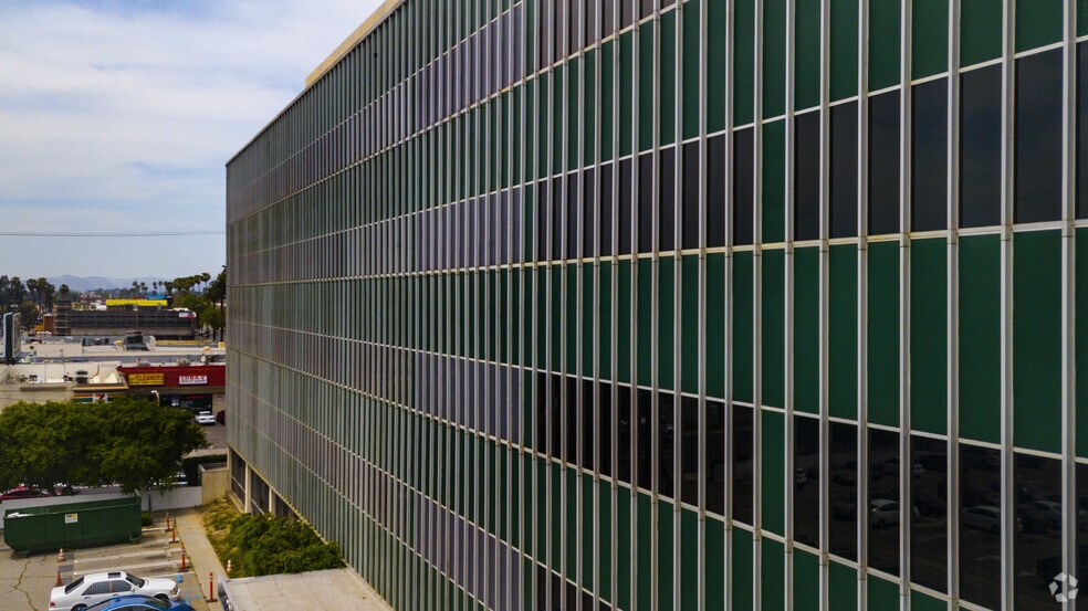 More Photos Of 18040 Sherman Way, Reseda Medical For Lease