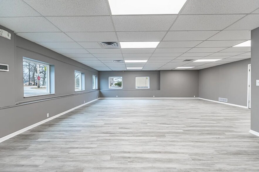 More Photos Of 13501 Morse St, Cedar Lake Industrial For Lease