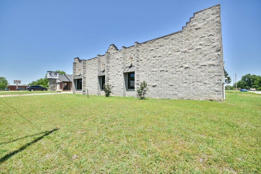 More Photos Of 1401 W Main St, Duncan Flex For Lease