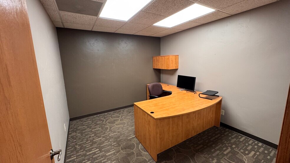 More Photos Of 566 Redbird Cir, De Pere Office For Lease