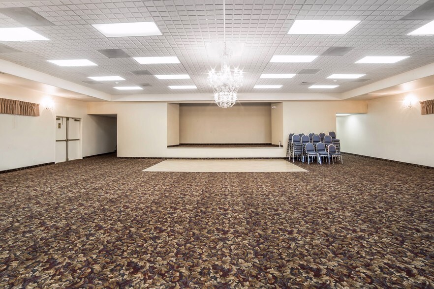 More Photos Of 110 Ville Dr, Boulder City Hotel For Sale