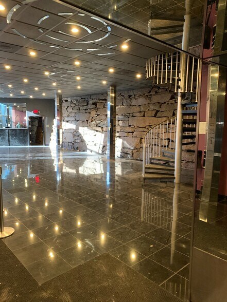 More Photos Of 241 Southbridge St, Worcester Bar For Lease