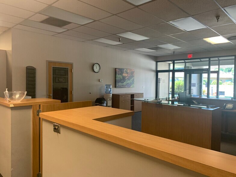 More Photos Of 6433 SE Lake Rd, Portland Office For Sale