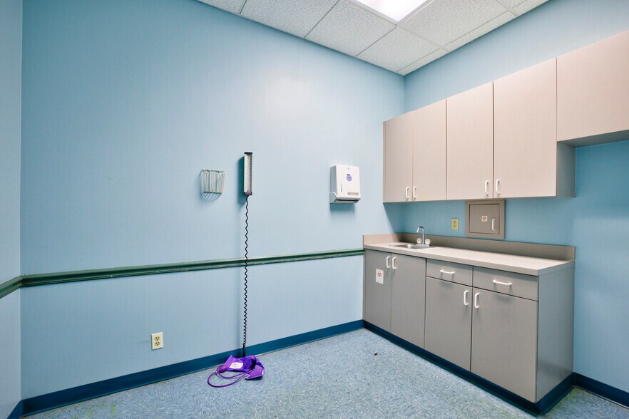 More Photos Of 7118-7170 N Nob Hill Rd, Tamarac General Retail For Lease