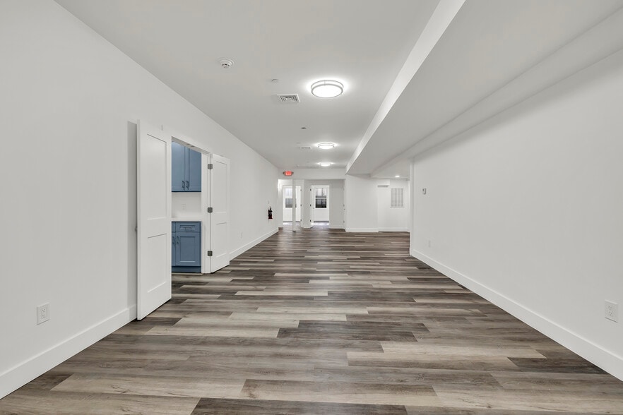 More Photos Of 533 Greenwich St, Hempstead Flex For Lease