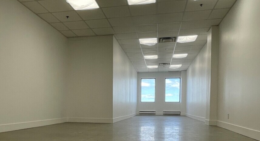 More Photos Of 555 Rue Chabanel O, Montréal Office For Sale