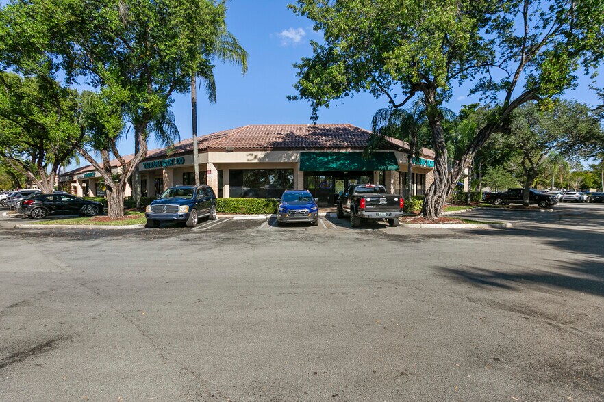 More Photos Of 901-1001 N University Dr, Coral Springs General Retail For Lease