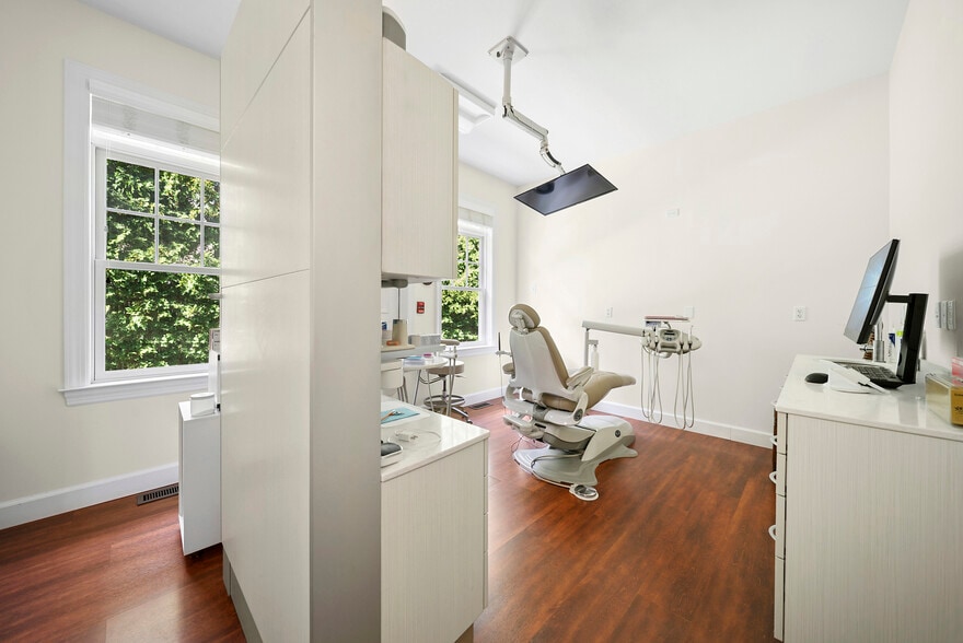 More Photos Of 16 Old Riverhead Rd, Westhampton Beach Office For Lease