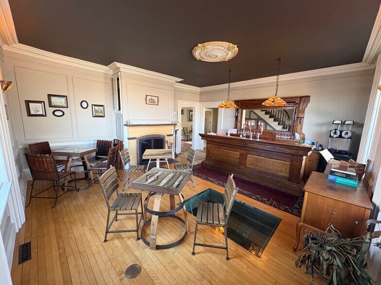 More Photos Of 345 S Adams St, Green Bay Freestanding For Sale