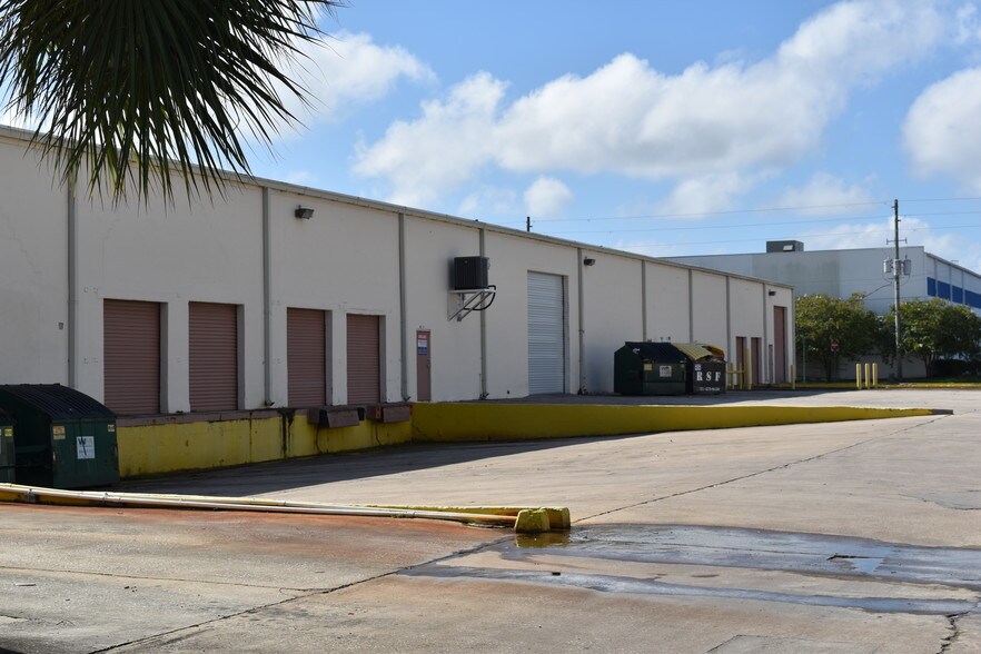 More Photos Of 12495 34th St N, Saint Petersburg Unknown For Lease