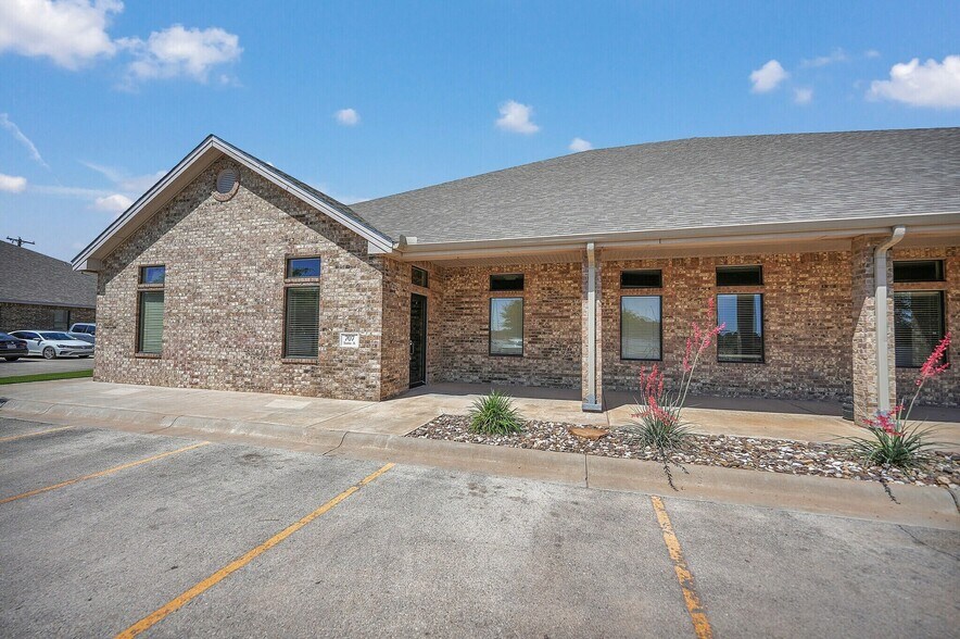 More Photos Of 701-901 Tradewinds Blvd, Midland Office For Lease