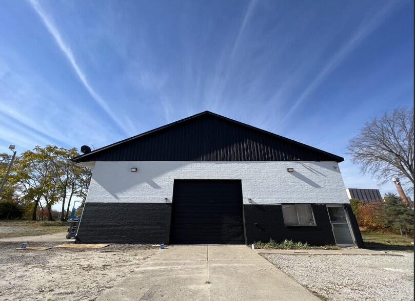 More Photos Of 220 S Larch St, Lansing Service For Lease