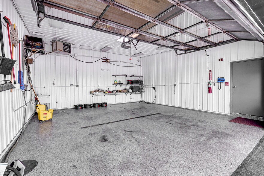 More Photos Of 19915 S La Grange Rd, Frankfort Auto Dealership For Lease