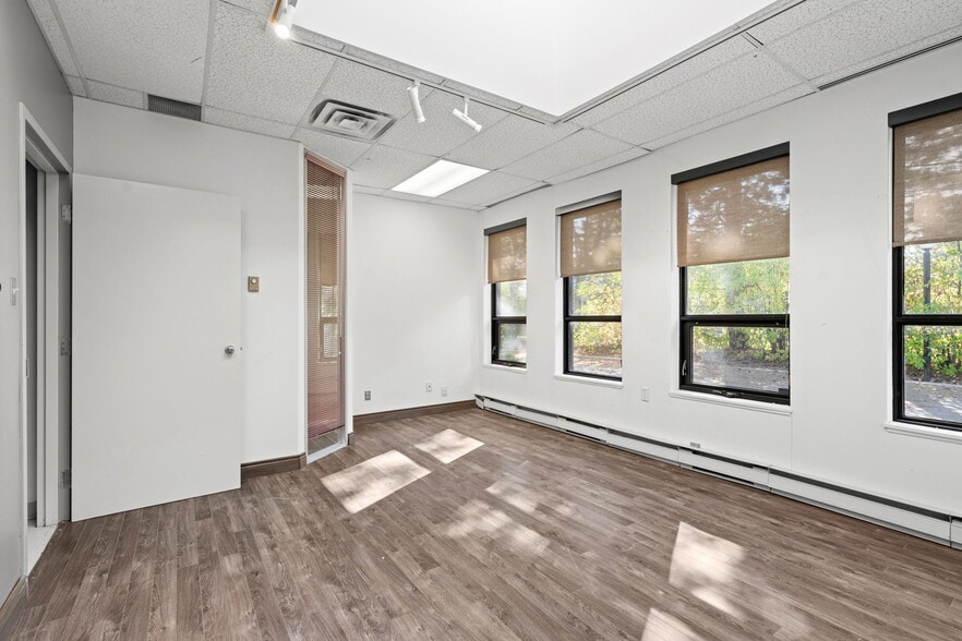 More Photos Of 2181-2183 Thurston Dr, Ottawa Light Manufacturing For Lease