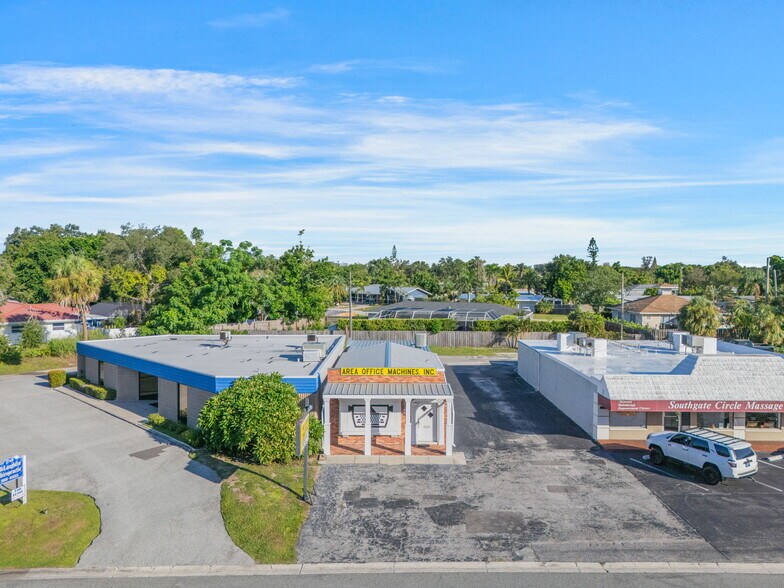 More Photos Of 3160 Southgate Cir, Sarasota Freestanding For Sale