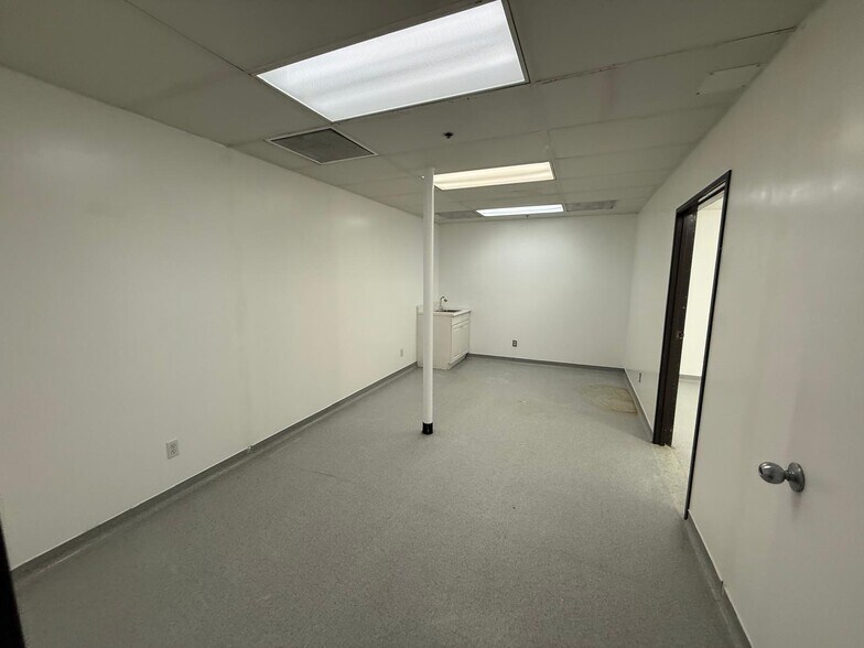 More Photos Of 7979-7989 Vickers St, San Diego Flex For Lease