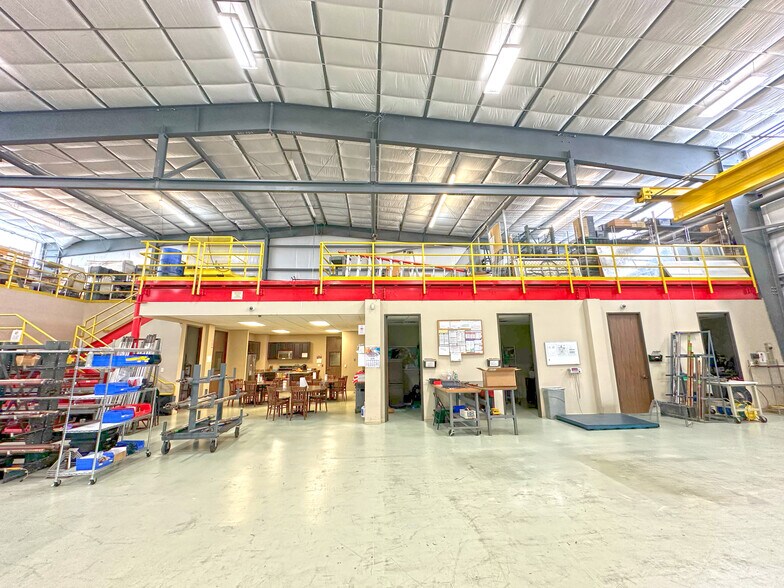 More Photos Of 14427 Interdrive W, Houston Warehouse For Lease