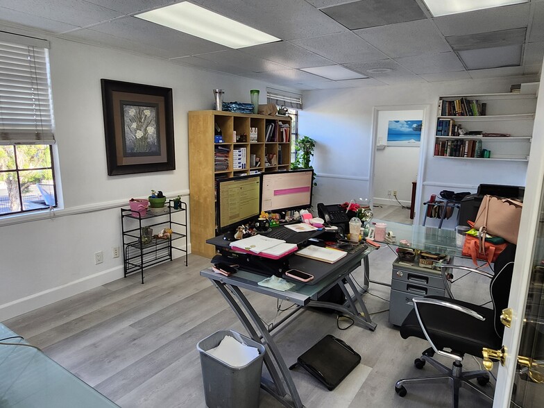 More Photos Of 960 W 17th St, Santa Ana Office For Sale