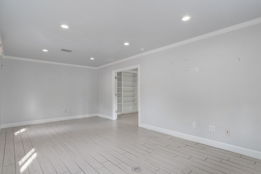 More Photos Of 17110 Gunn Hwy, Odessa Loft Creative Space For Sale