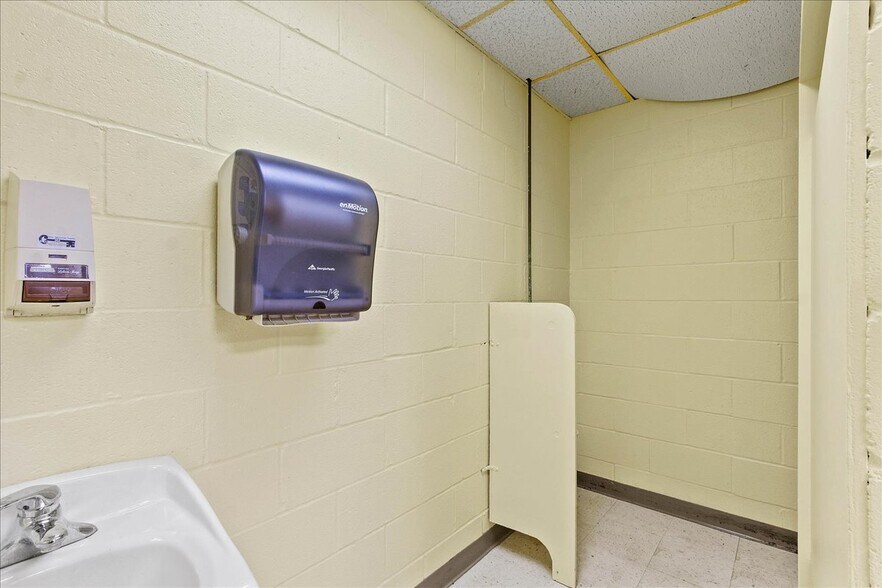 More Photos Of 6886 Wishart St, Huntsville Light Distribution For Lease