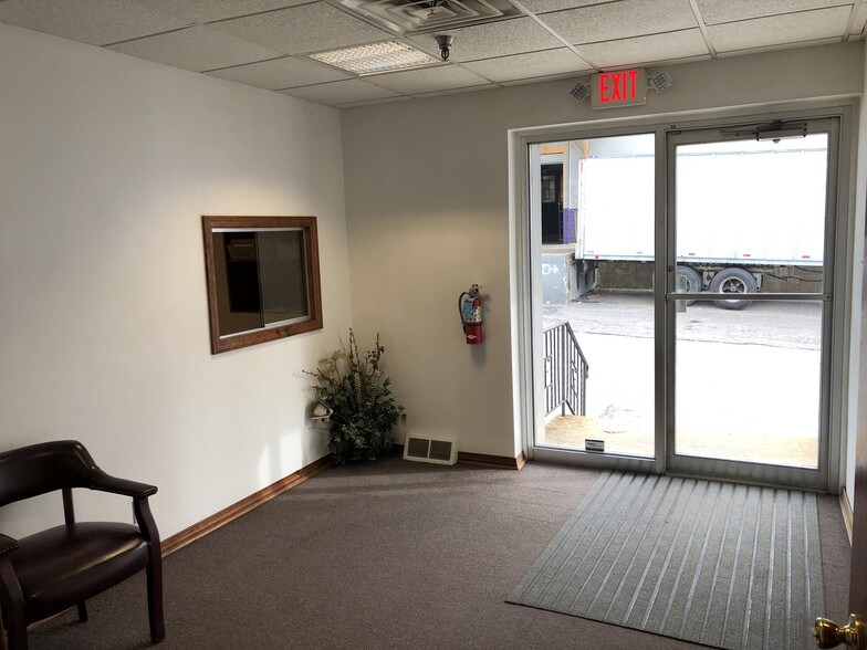 More Photos Of 100 Beecher Ave, Cheltenham Warehouse For Lease