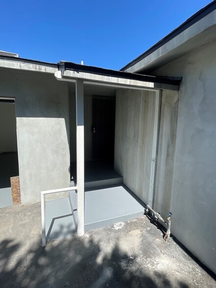 More Photos Of 16123 Wyandotte St, Van Nuys Service For Lease
