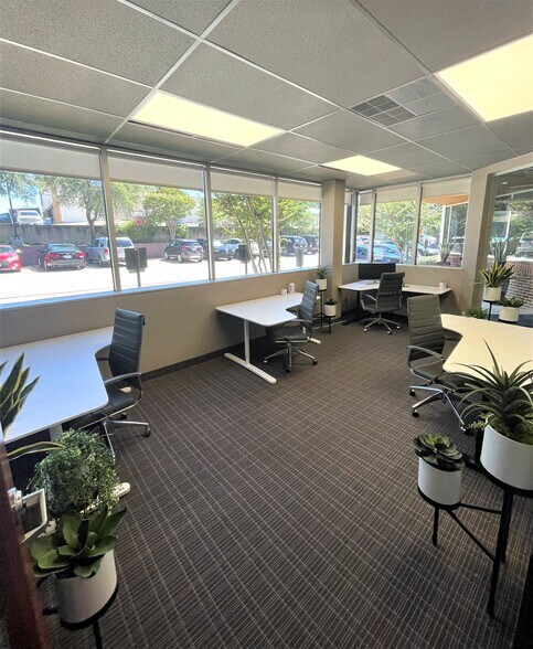 More Photos Of 1701 W Northwest Hwy, Grapevine Coworking Space