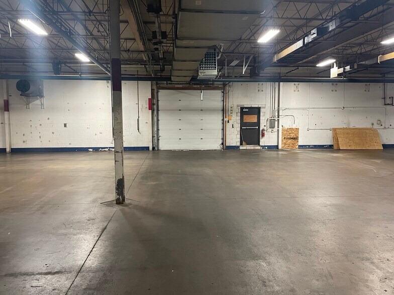 More Photos Of 5740-5750 N Tripp Ave, Chicago Warehouse For Lease
