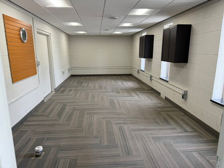More Photos Of 42628 Executive Dr, Harrison Township Warehouse For Lease