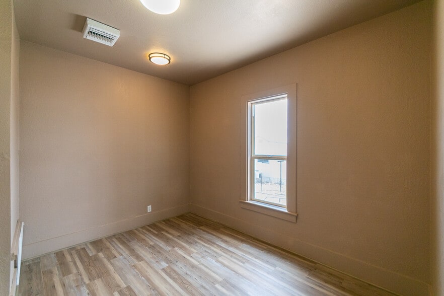 More Photos Of 310 E Oak St, Kingman Office For Sale