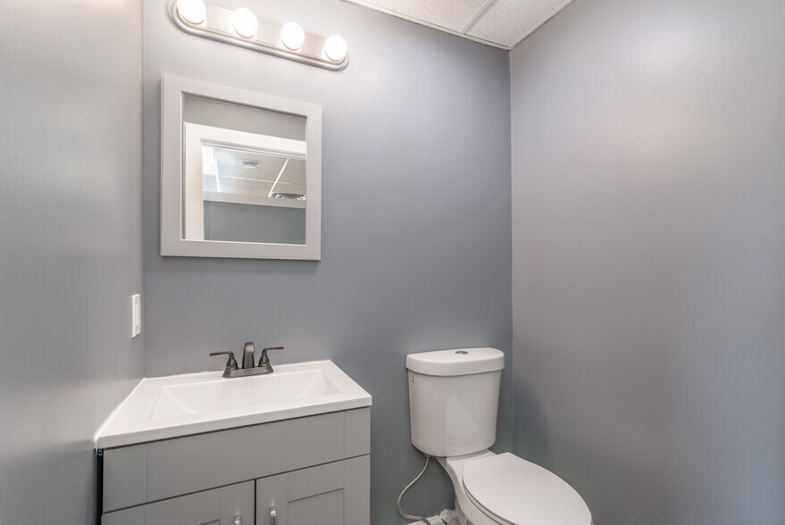 More Photos Of 238 Moon Clinton Rd, Coraopolis General Retail For Lease