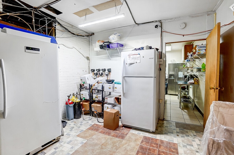 More Photos Of 3475 Mechanicsburg Rd, Springfield Bar For Sale