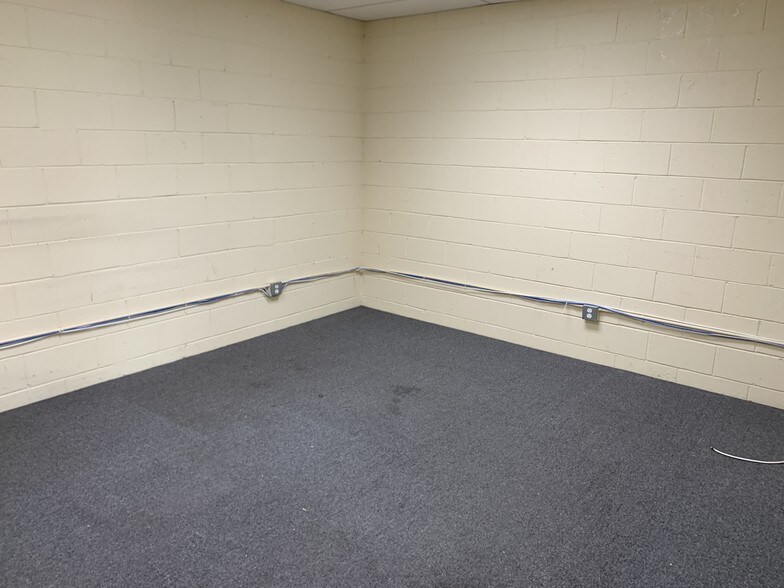 More Photos Of 9641 Owensmouth Ave, Chatsworth Warehouse For Lease