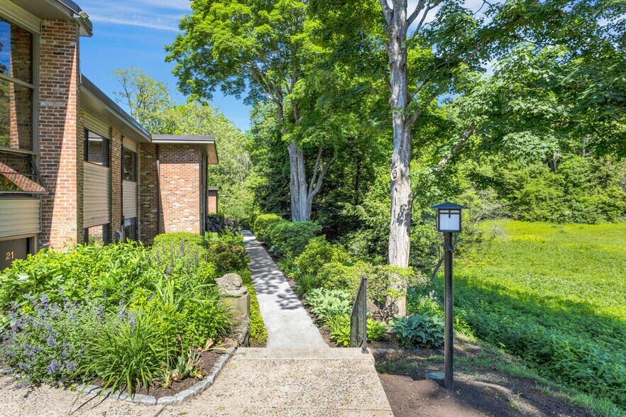 More Photos Of 1038-1056 Main St S, Woodbury Apartments For Sale