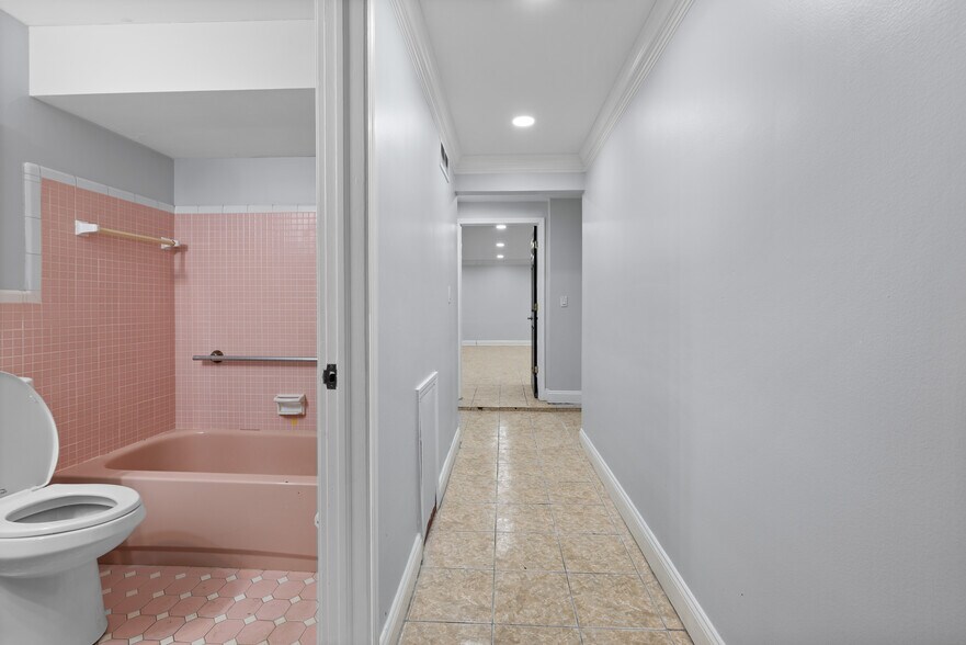 More Photos Of 2020 Dixie Hwy, Waterford Freestanding For Sale