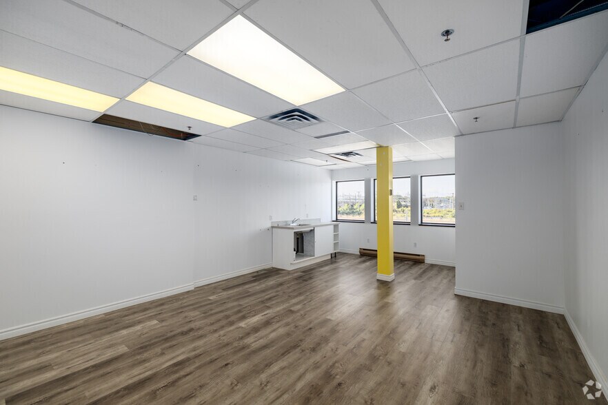 More Photos Of 90 Rue Morgan, Baie-d'Urfé General Retail For Lease