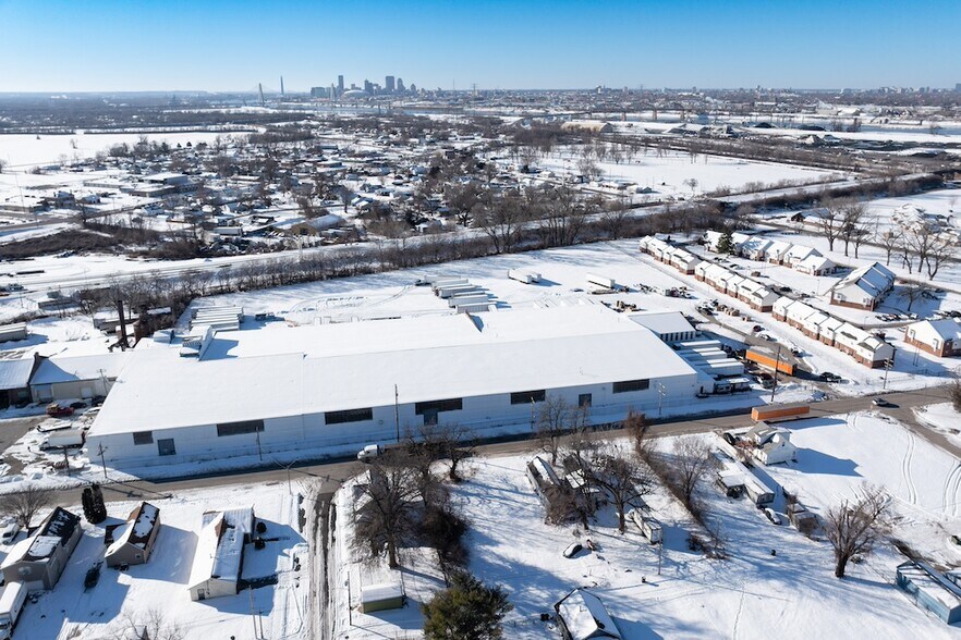 More Photos Of 1200 Bissell St, Venice Warehouse For Sale